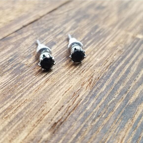 Black studded earrings for pierced ears E0319